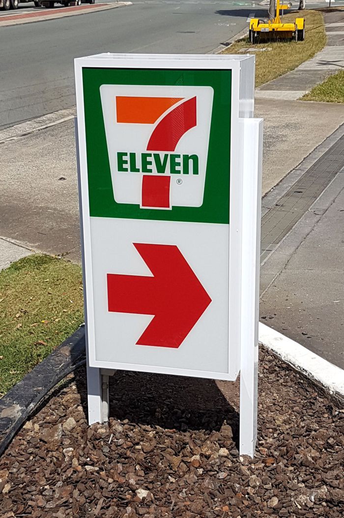 7 Eleven directional sign